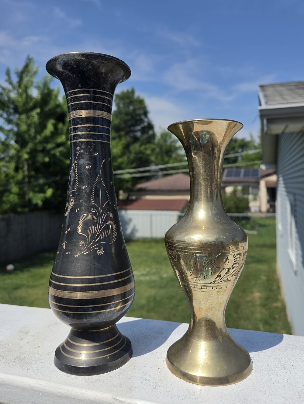 Vintage MCM Indian Brass Etched Vases, Mixed Finish Black & Polished Brass Set - Picture 2 of 7